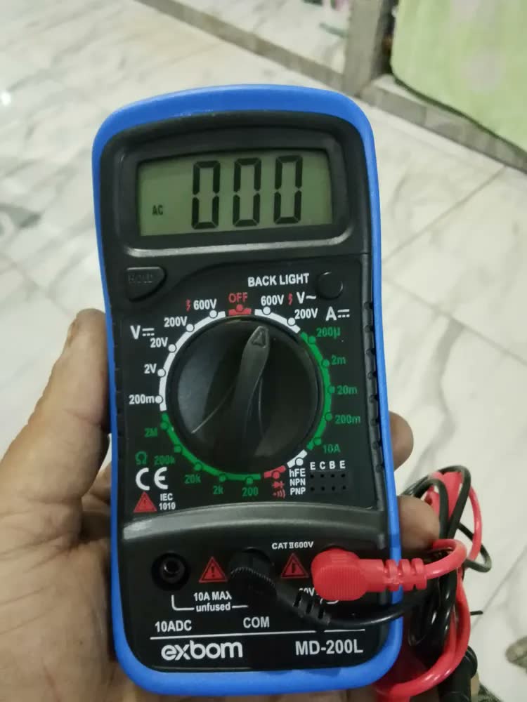 foto de Multímetro Digital Profissional Lcd Iluminado Portátil Multifunções Ac Dc Bip Com Bateria