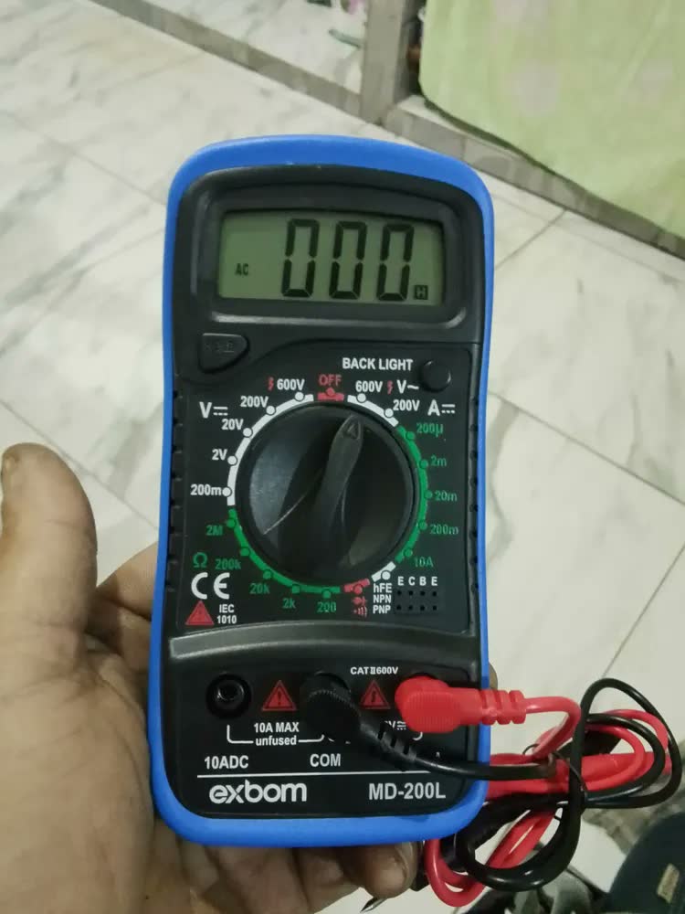 foto de Multímetro Digital Profissional Lcd Iluminado Portátil Multifunções Ac Dc Bip Com Bateria