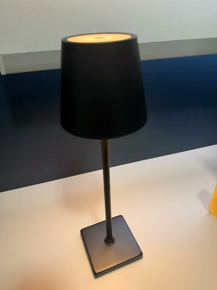 foto de Abajur Mesa Luminária Led Touch 3 Cor Candeeiro Recarregável Cúpula Preto Estrutura Preto