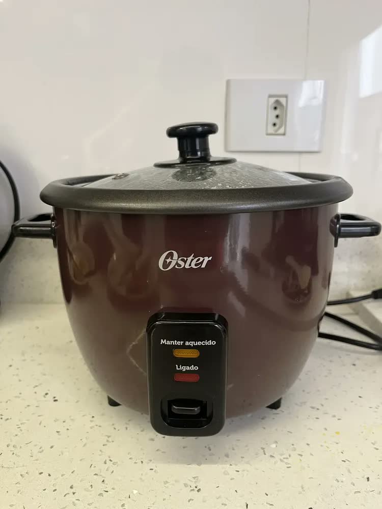 foto de Panela Elétrica De Arroz 1l Oster Bordô Opan310 Bordô