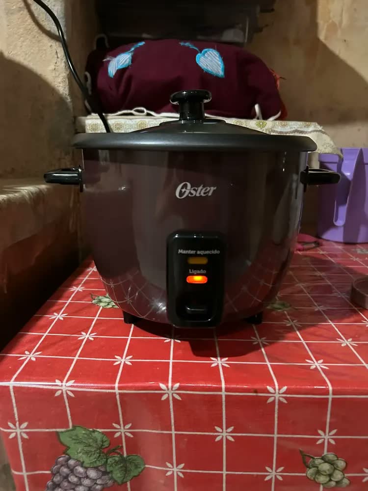 foto de Panela Elétrica De Arroz 1l Oster Bordô Opan310 Bordô