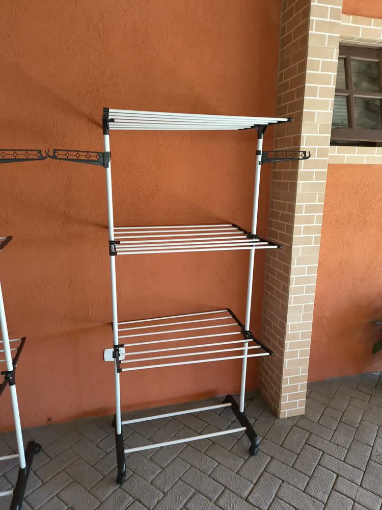 foto de Varal De Chão Dobrável 3 Andares Inox Com Roda Suporta 30kg Preto