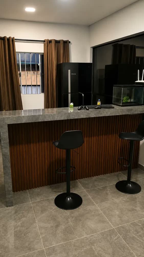 foto de Painel Ripado Pvc Premium 93cm X 16,5cm Robusto Cor Madeira Madeira Mogno Marrom