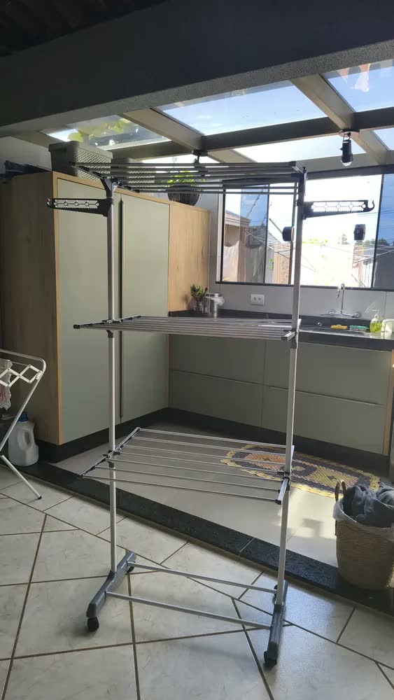 foto de Varal De Chão Cinza Roupa 3 Andares Retrátil Dobrável Liga Metálica Resistente Ideal Para Apartamento