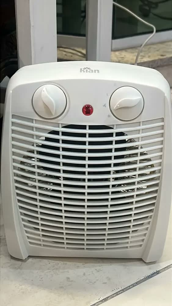 foto de Aquecedor Elétrico Aq100 Com Ventilador Potência De 1800w Função Turbo Warm Branco Kian