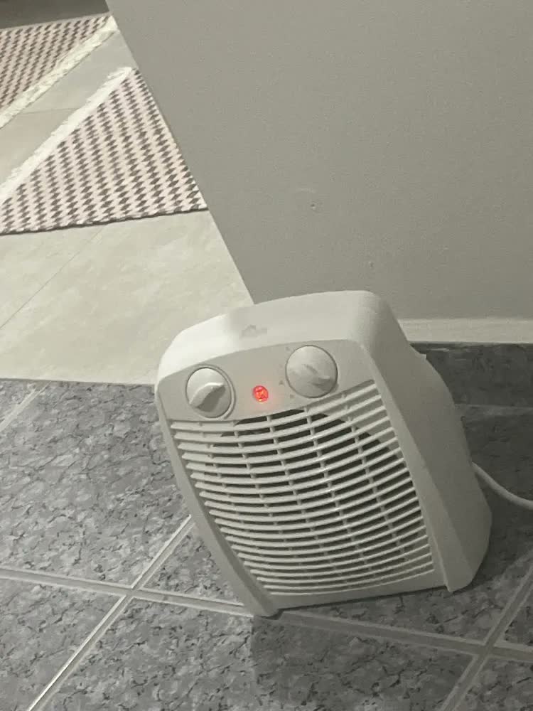 foto de Aquecedor Elétrico Aq100 Com Ventilador Potência De 1800w Função Turbo Warm Branco Kian