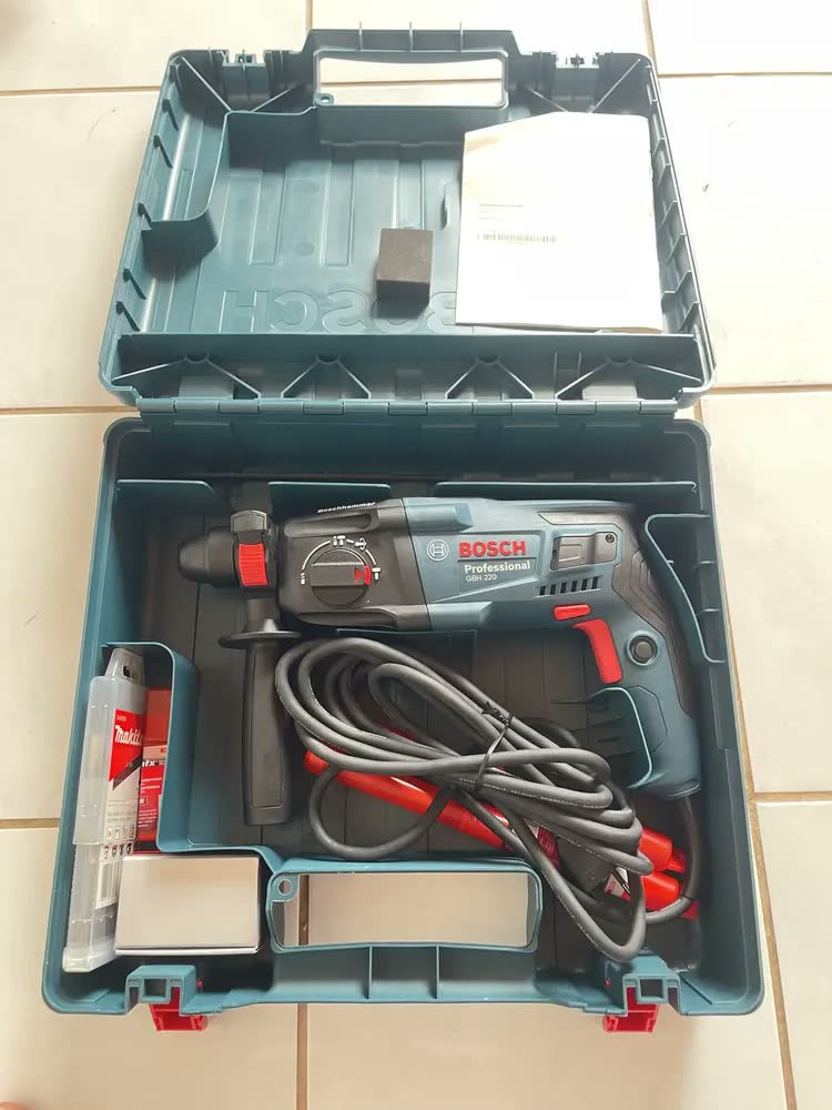 foto de Martelete Perfurador Rompedor 720w Gbh220 Bosch C/ Kit Broca Cor Azul