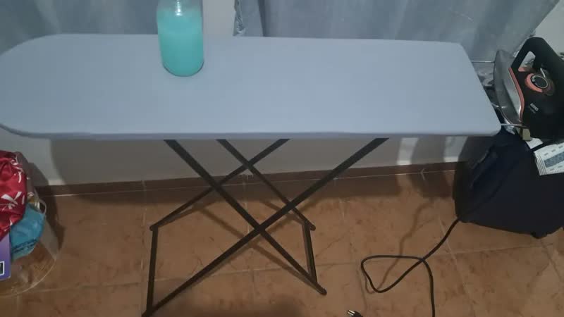 foto de Mesa Tabua De Passar Roupa Tecido Térmico Cor Preto Lisa