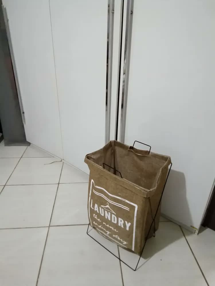 foto de Cesto Suporte Organizador Roupa Suja Dobrável Multiuso 60cm Cor Marrom-claro Lisa