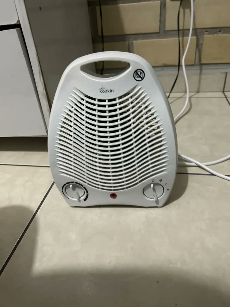 foto de Aquecedor De Ar Kookin Kna1500 Elétrico Termoventilação 1500w Com Proteção Contra Tombamento Branco
