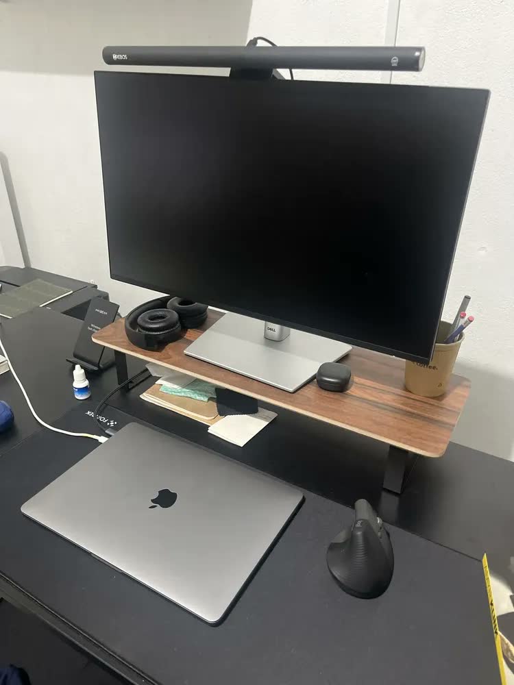 foto de Suporte Monitor Mesa Setup Gamer 60x20x9,5 Pé Aço - Moduo Marrom-escuro