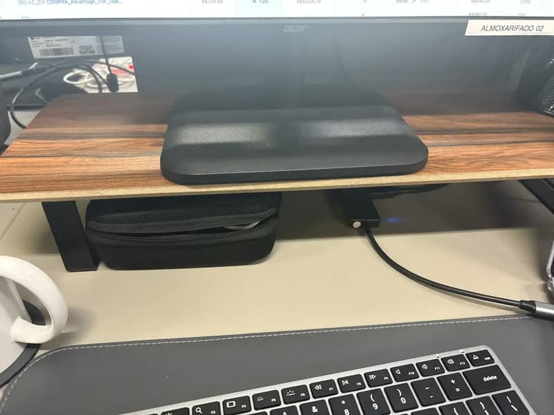 foto de Suporte Monitor Mesa Setup Gamer 60x20x9,5 Pé Aço - Moduo Marrom-escuro