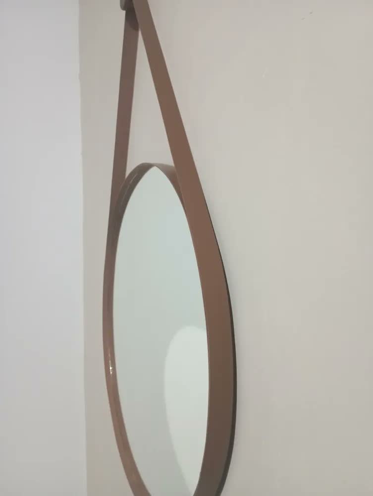 foto de Espelho Redondo Decorativo Alça 60x60 Moldura Em Couro Caramelo