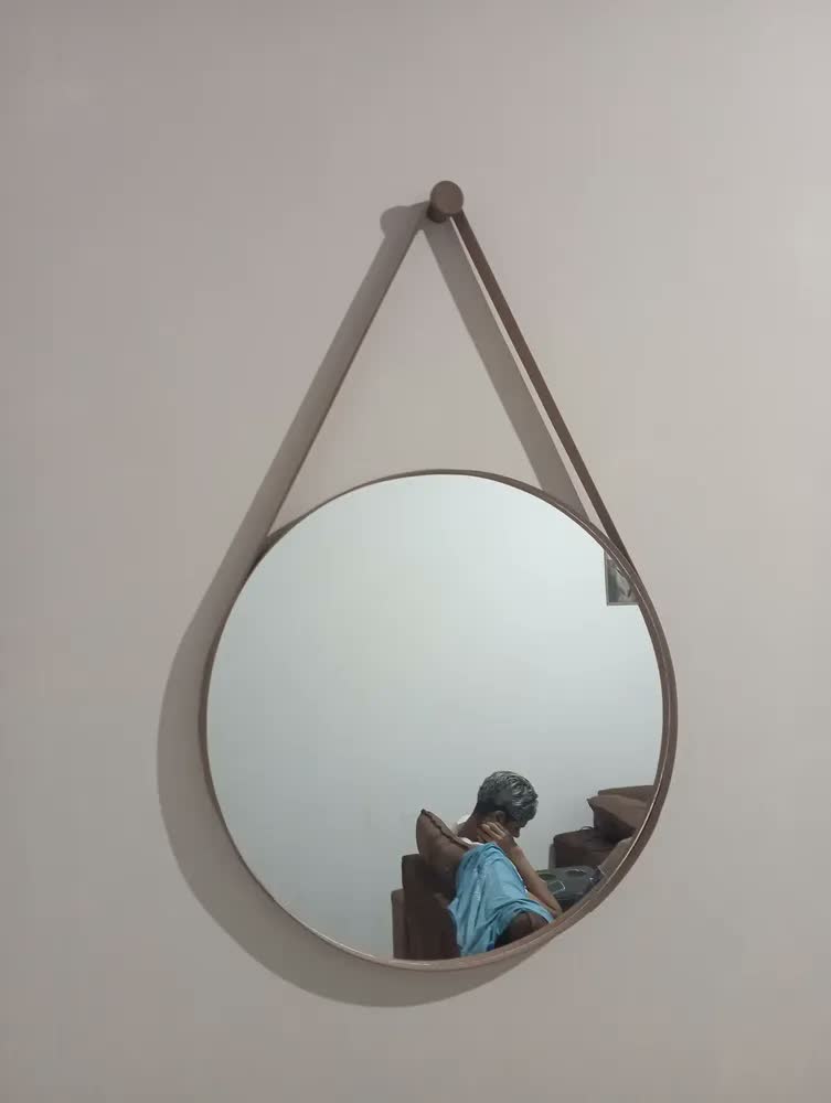 foto de Espelho Redondo Decorativo Alça 60x60 Moldura Em Couro Caramelo
