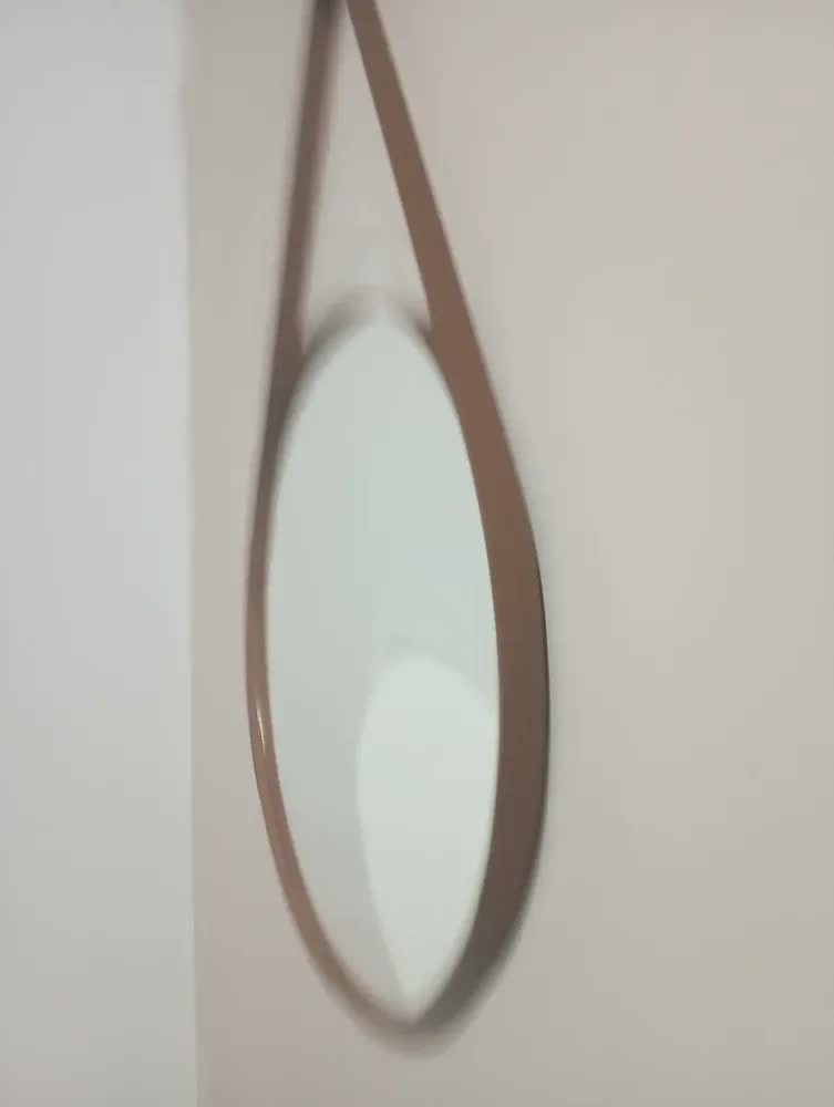foto de Espelho Redondo Decorativo Alça 60x60 Moldura Em Couro Caramelo
