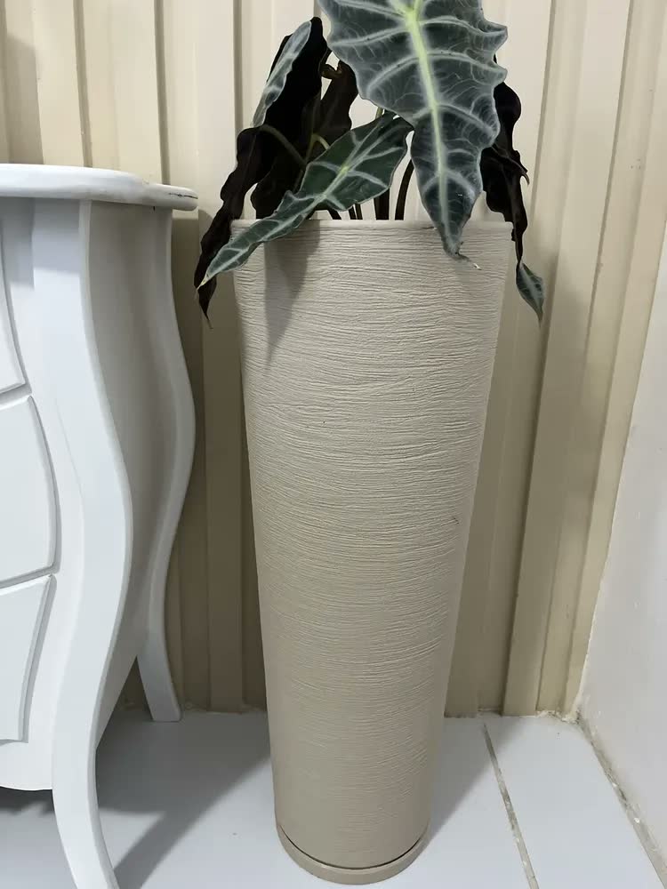 foto de Vaso para plantas decorativo coluna ibiza m com prato alto grande luxo grafiato escovado riscato textura sala jardim vimélor