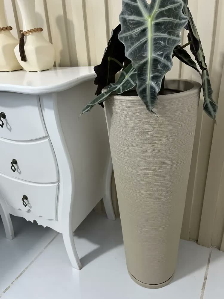 foto de Vaso para plantas decorativo coluna ibiza m com prato alto grande luxo grafiato escovado riscato textura sala jardim vimélor