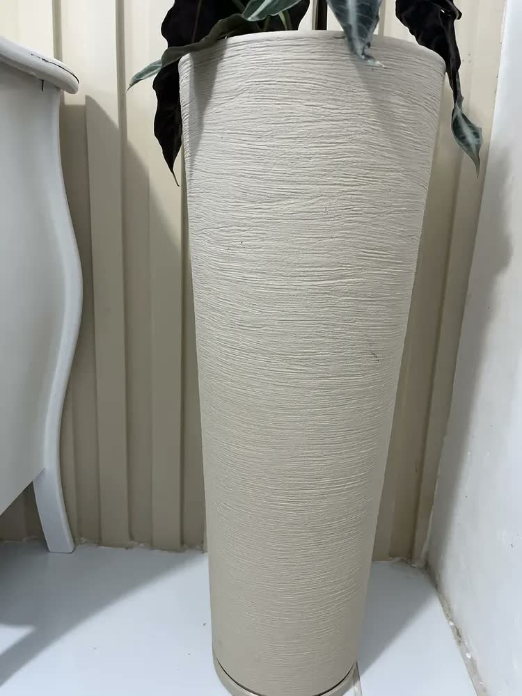foto de Vaso para plantas decorativo coluna ibiza m com prato alto grande luxo grafiato escovado riscato textura sala jardim vimélor