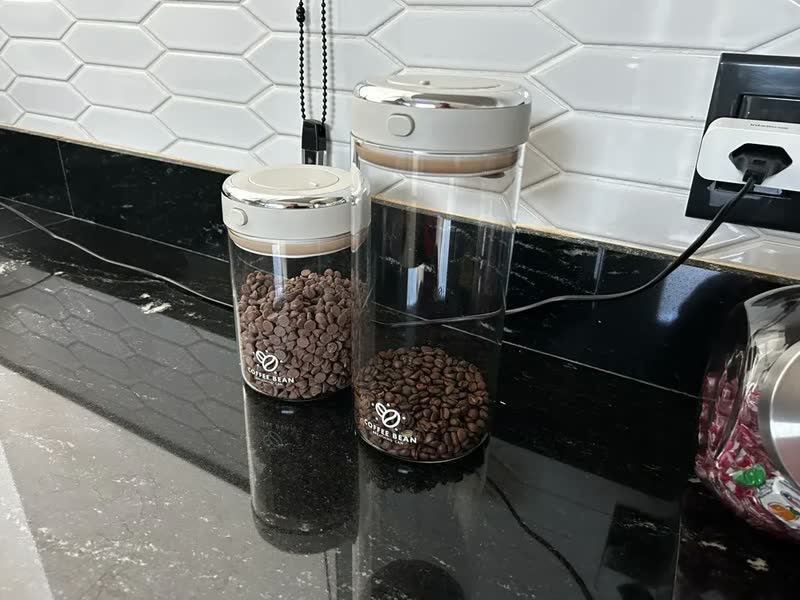foto de Pote Hermético Com Tampa E Data Vácuo Café Condimento 1100ml Oenon Bege
