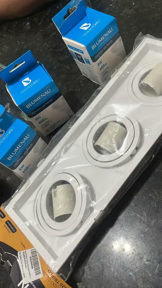foto de Spot Embutido Triplo Recuado Par20 Branco + Lâmpada 3000k Branco - Quente