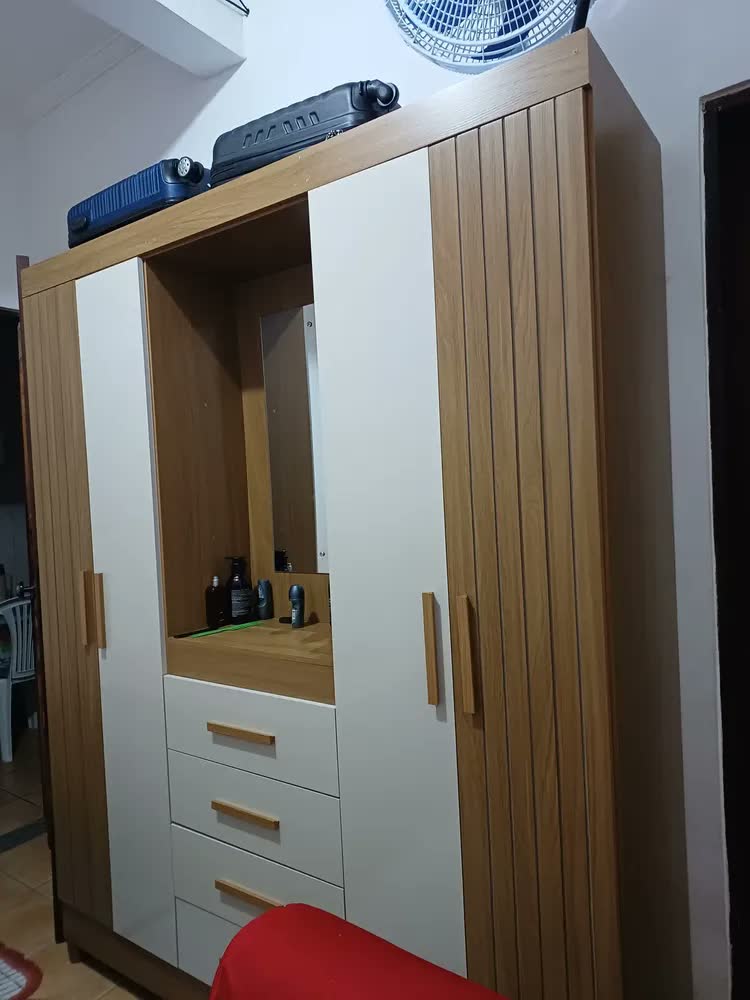 foto de Guarda Roupa Atenas Quarto Casal 4 Portas 4 Gavetas Espelho Freijó Com Off White