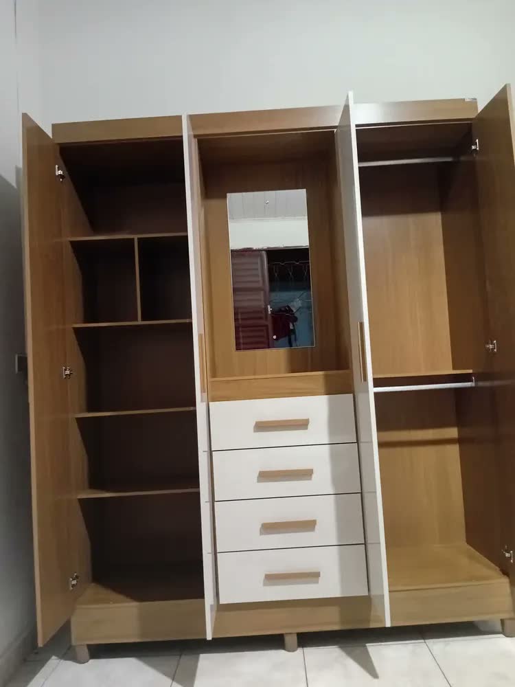 foto de Guarda Roupa Atenas Quarto Casal 4 Portas 4 Gavetas Espelho Freijó Com Off White
