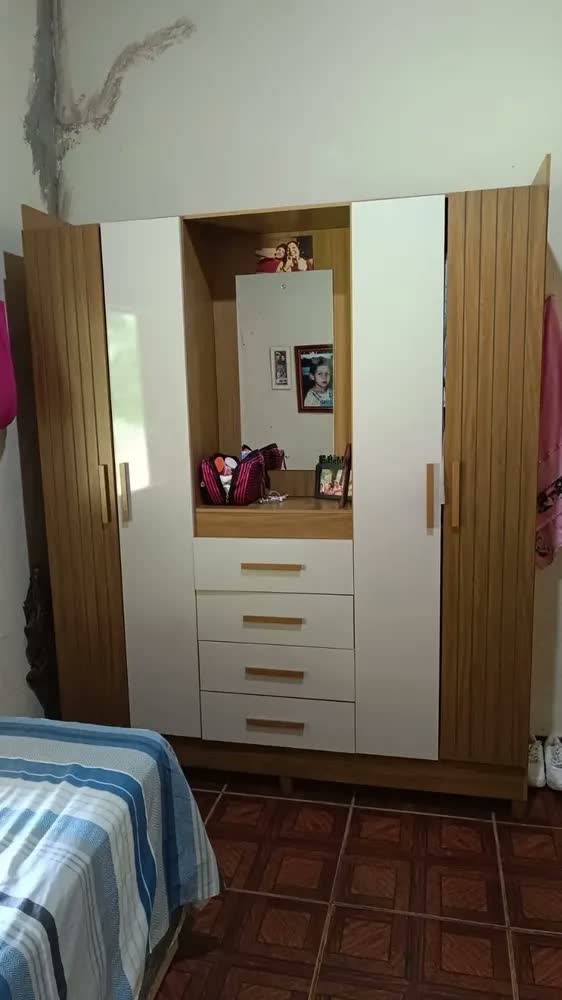 foto de Guarda Roupa Atenas Quarto Casal 4 Portas 4 Gavetas Espelho Freijó Com Off White
