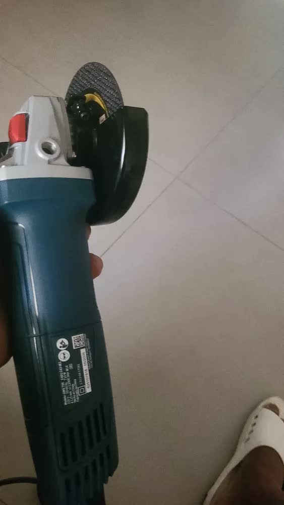 foto de Esmerilhadeira Lixadeira Angular Profissional Bosch Gws700 710w + Jogo De Soquetes 40 Peças Discos E Acessórios