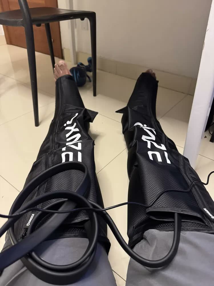 foto de Bota Pneumática de Compressão para Pernas com Controle LCD, Massagem e Recuperação Muscular