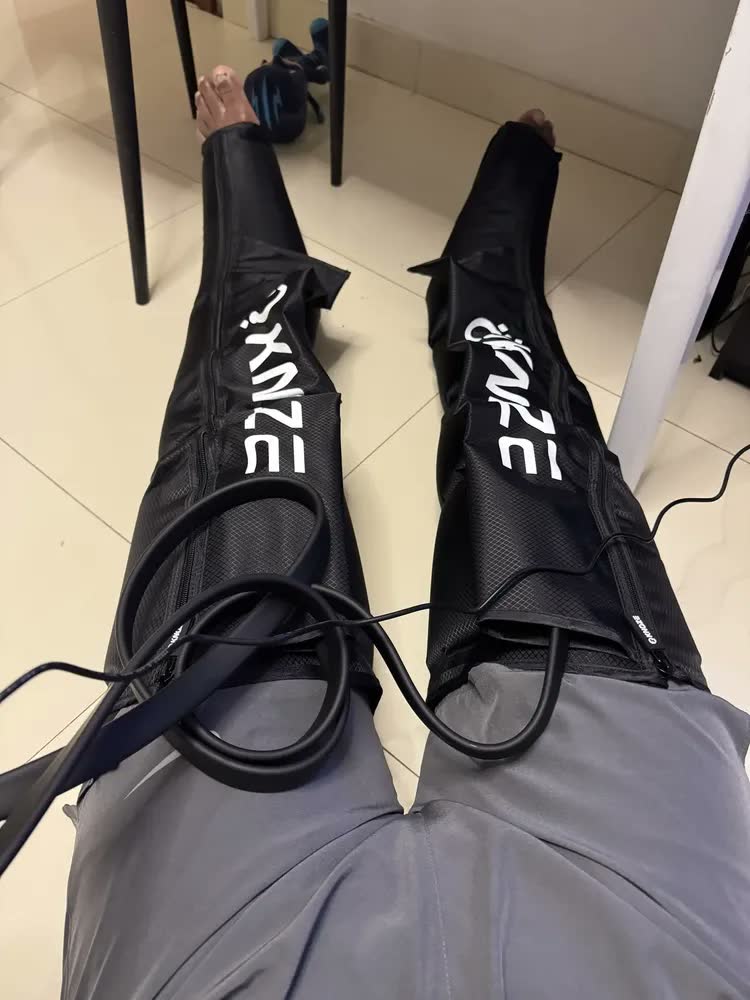 foto de Bota Pneumática de Compressão para Pernas com Controle LCD, Massagem e Recuperação Muscular