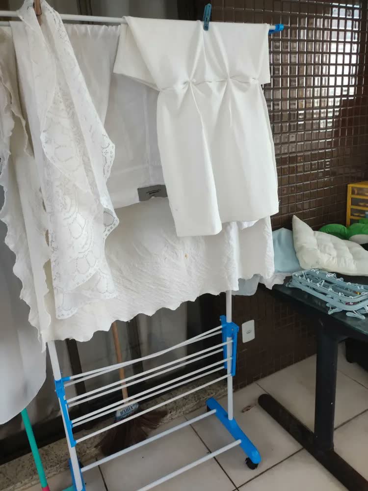 foto de Varal De Chão Roupas Retrátil Dobrável 3 Andares 4 Rodas Aço Cinza