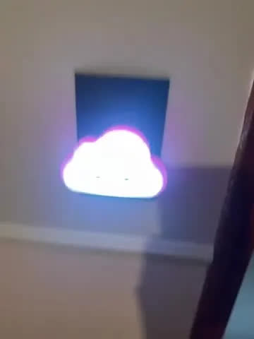 foto de Luminária Nuvem Infantil Led Bivolt Luz De Presença Para Quarto De Bebê E Crianças Abajur De Tomada Decorativo Iluminação Noturna Suave Ideal Para Sono Tranquilo Decorativa Econômica E Segura