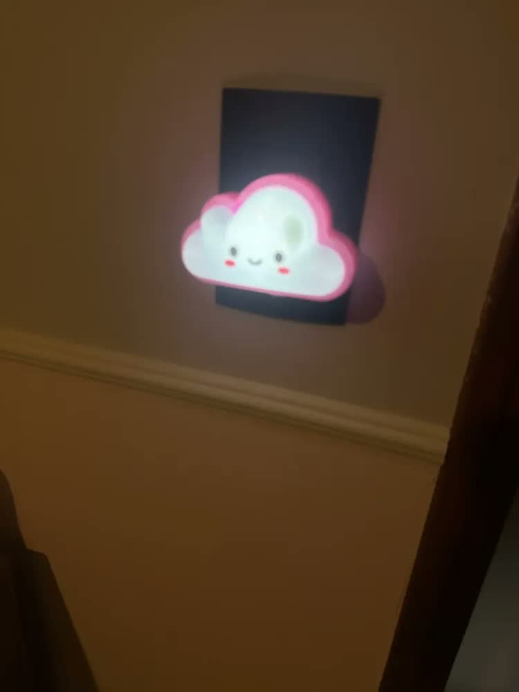 foto de Luminária Nuvem Infantil Led Bivolt Luz De Presença Para Quarto De Bebê E Crianças Abajur De Tomada Decorativo Iluminação Noturna Suave Ideal Para Sono Tranquilo Decorativa Econômica E Segura