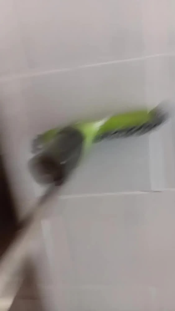 foto de Mop Spray Lehmox 360° Giratório com Cabo de Alumínio e 3 Panos de Microfibra para Piso Laminado e Porcelanato