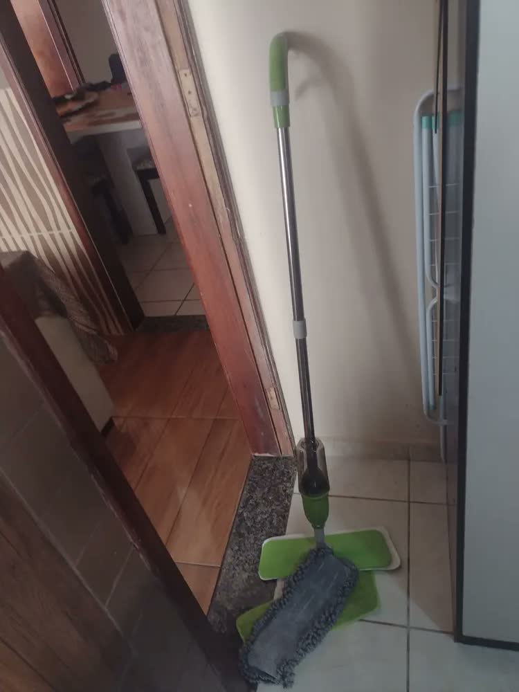foto de Mop Spray Lehmox 360° Giratório com Cabo de Alumínio e 3 Panos de Microfibra para Piso Laminado e Porcelanato