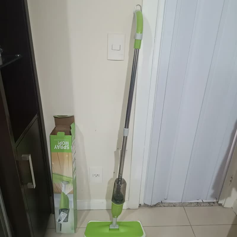 foto de Mop Spray Lehmox 360° Giratório com Cabo de Alumínio e 3 Panos de Microfibra para Piso Laminado e Porcelanato