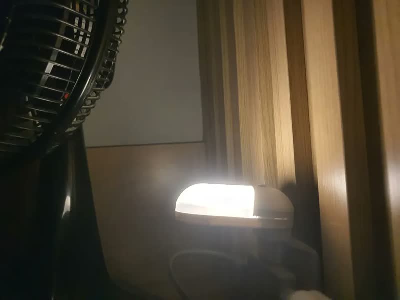 foto de Abajur Quarto Infantil De Tomada Luz Noturna Amarela Branca Branco