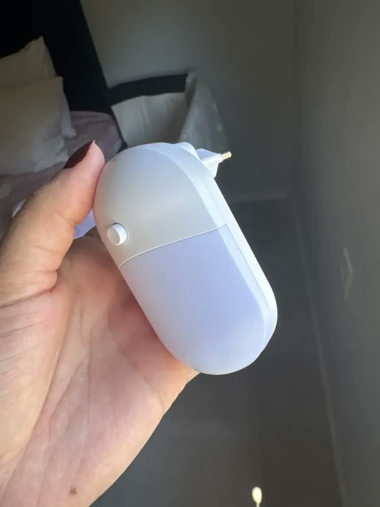 foto de Abajur Quarto Infantil De Tomada Luz Noturna Amarela Branca Branco
