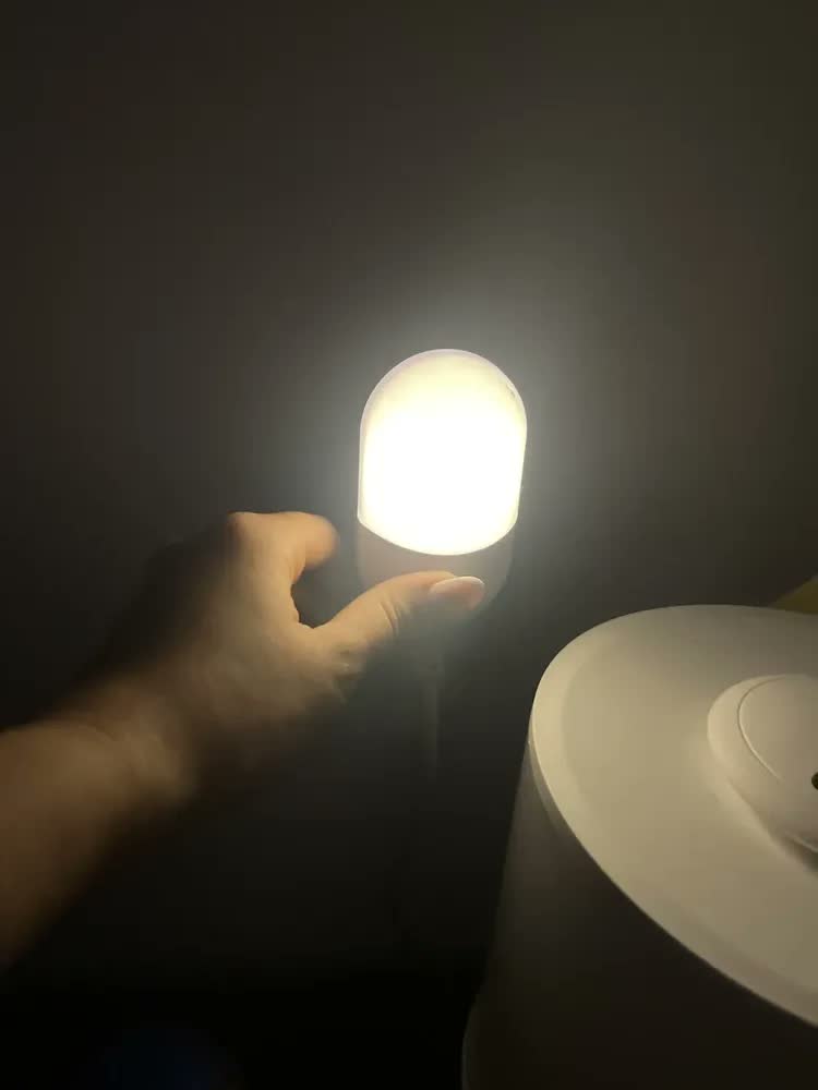 foto de Abajur Quarto Infantil De Tomada Luz Noturna Amarela Branca Branco