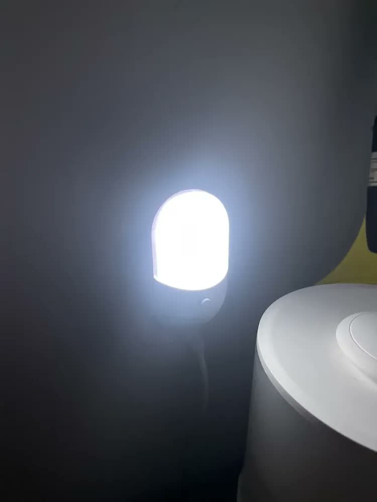 foto de Abajur Quarto Infantil De Tomada Luz Noturna Amarela Branca Branco