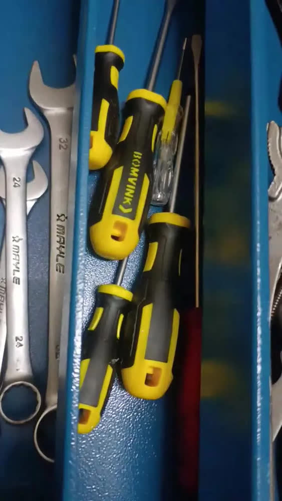foto de Kit Jogo Alicate + Conjunto Chave Fenda E Testador Voltagem Preto E Amarelo