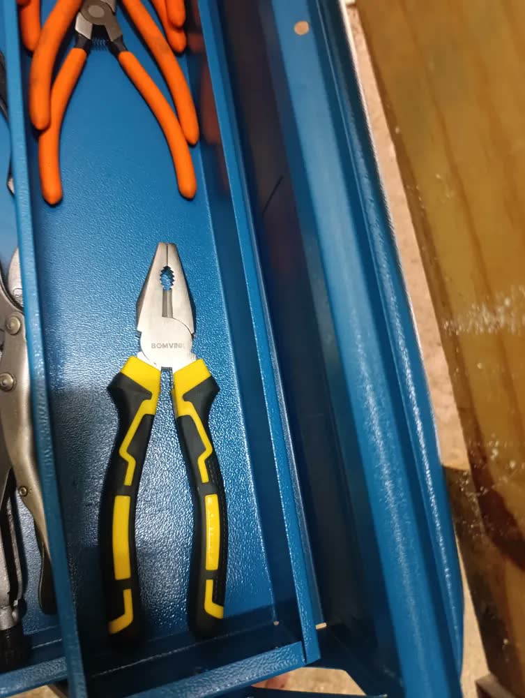 foto de Kit Jogo Alicate + Conjunto Chave Fenda E Testador Voltagem Preto E Amarelo