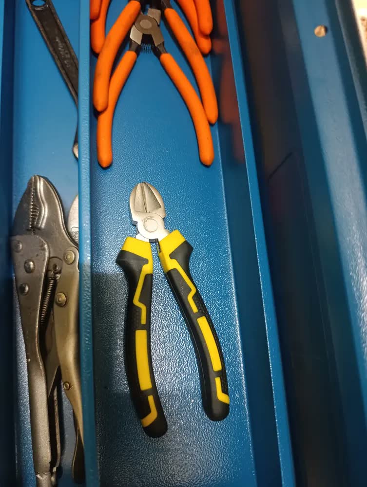 foto de Kit Jogo Alicate + Conjunto Chave Fenda E Testador Voltagem Preto E Amarelo