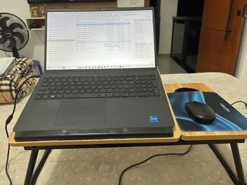 foto de Mesa Suporte Dobrável Para Notebook Até 17 Pol Cama Sofá Em Mdf E Aço Preta Com Porta-copos E 5 Níveis De Inclinação