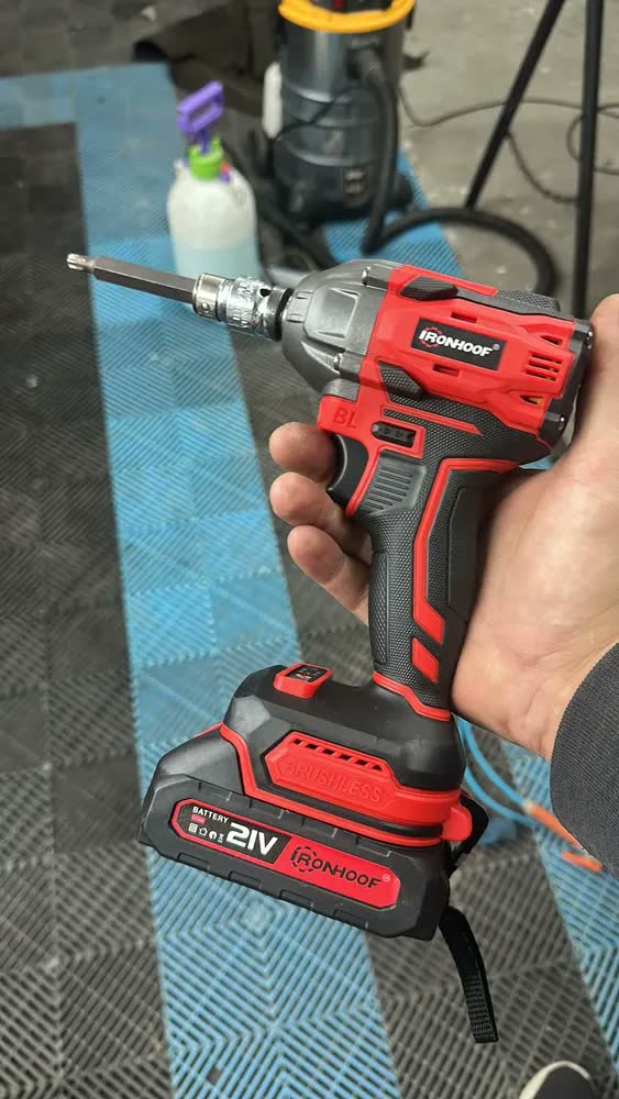 foto de Chave De Impacto E Parafusadeira Brushless 2 Bateria