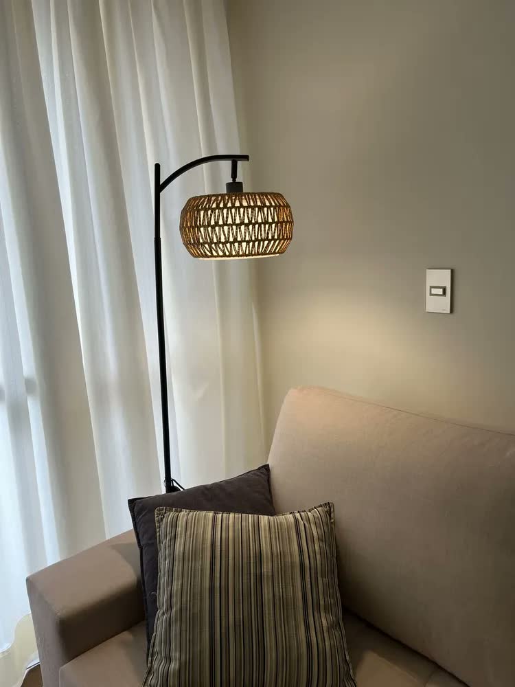 foto de Luminaria Chao Piso Abajour Preta Minimalista Madeira Palha Com Cupula Para A Sala Quarto Escritorio