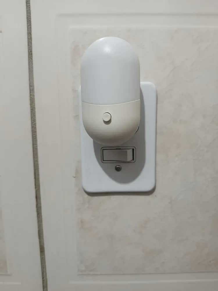 foto de Kit 2 Luminárias Tomada Led Mini Abajur Iluminação Quarto Branco