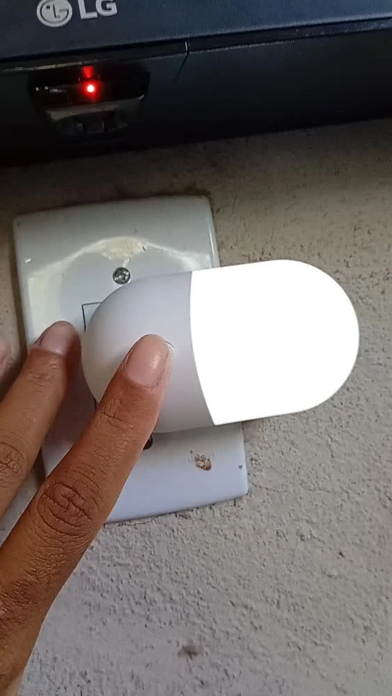 foto de Kit 2 Luminárias Tomada Led Mini Abajur Iluminação Quarto Branco