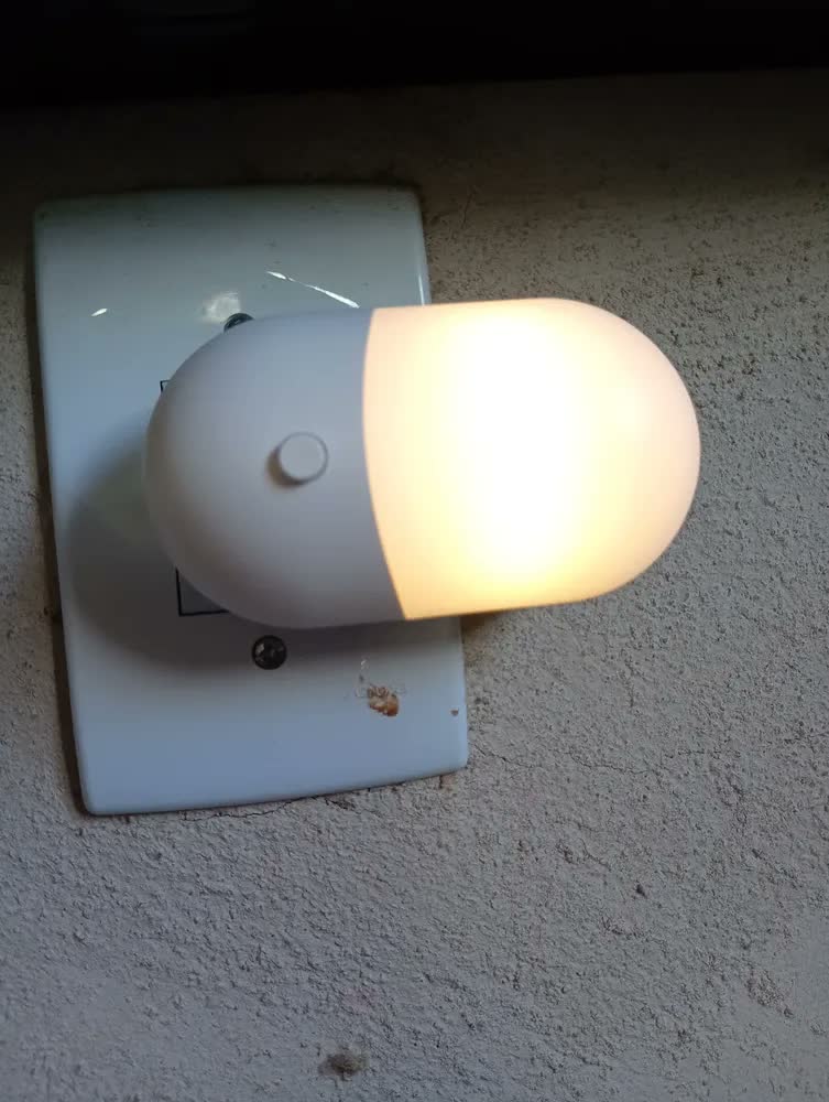 foto de Kit 2 Luminárias Tomada Led Mini Abajur Iluminação Quarto Branco