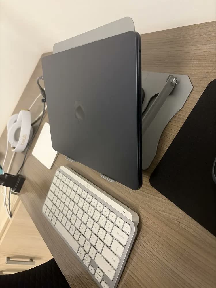 foto de Suporte De Mesa Para Notebook Mac Metal Base 360° Ajustável Prateado